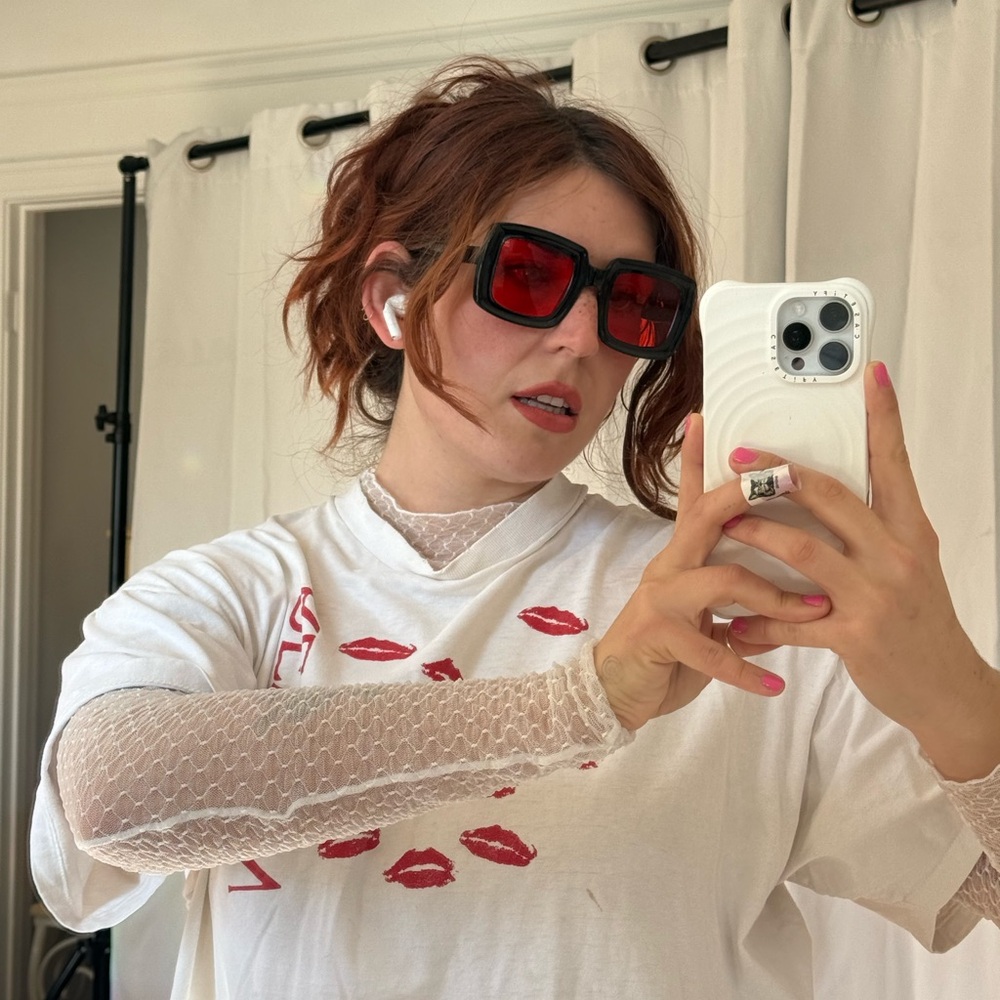 ⋆｡˚✩ Red Lens Square Sunglasses ✩˚｡⋆ - Picture 2 of 4